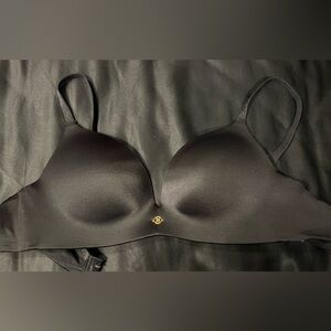 Victoria secret VS So obsessed padded wireless bra size 34a black nwot